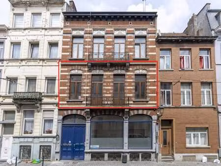 très bel appartement deux chambres - immeuble classique