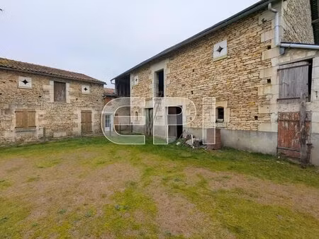 charmante maison de village à angliers  107 9 m²
