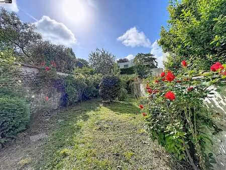 grande maison unifamiliale avec un grand jardin