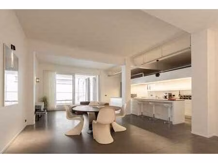 un style brut et industriel : un loft avec une grande terras