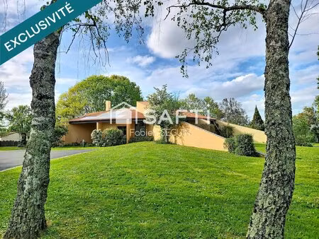 maison d'architecte de 228 m2 édifiée sur une propriété de 7711 m2 dont 2327 m2 borné et..