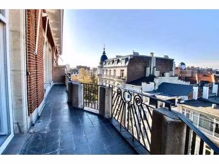 a côté de la place brugmann  superbe appartement rénové.
