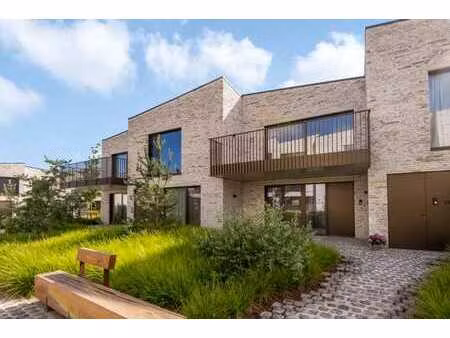 maison neuve moderne avec de grandes terrasses et un double
