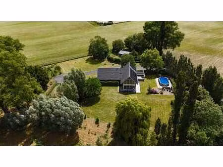 unieke villa te midden de natuur en rust omvattende o.a. ...