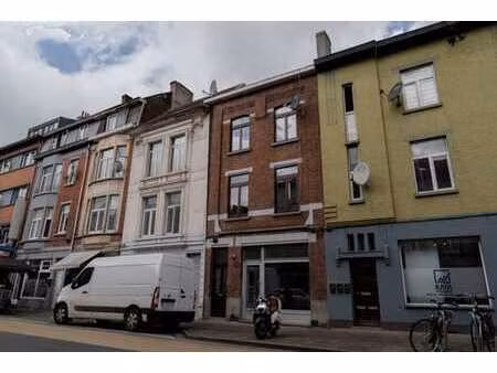 immeuble de rapport situé au centre de la ville.