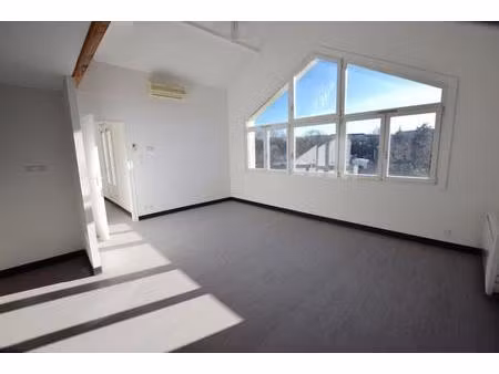 audincourt-t2 rénové avec terrasse  vue sur le doubs et garage