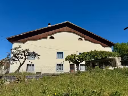 maison ancienne avec de nombreuses annexes sur un terrain de 20 ares