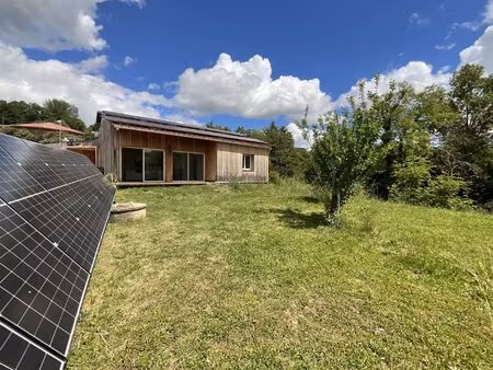 maison en partie autonome  avec garage et jardin.