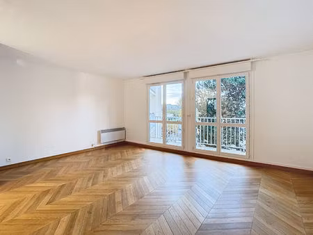 appartement 4 pièces de 92 80 m² - quartier les près - place de parking - montigny -le- br