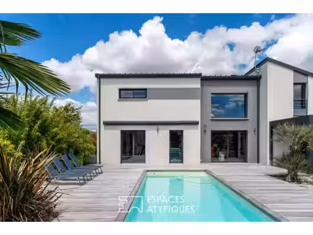 contemporaine aux volumes généreux sur un magnifique terrain avec piscine