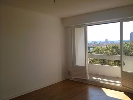 lumineux t2 au 7ème étage avec balcon  vue dégagée sans vis-à-vis  garage et cave