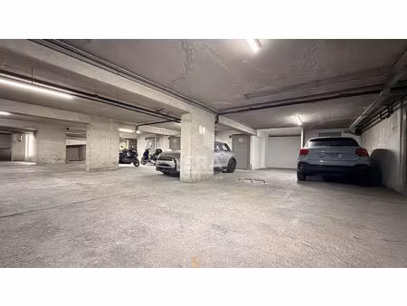 grande place de parking 18m2