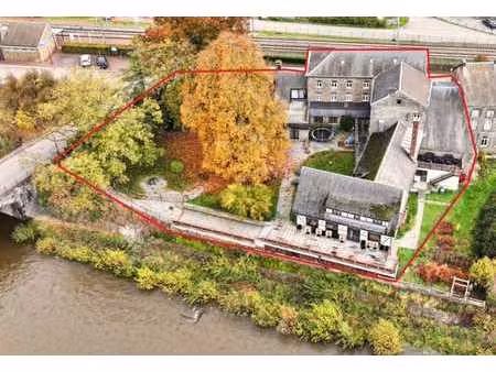 ensemble immobilier reprenant un hôtel  un restaurant et une