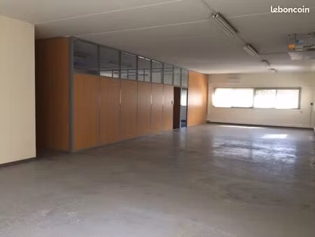 local d'activites de 215 m² avec bureaux et atelier
