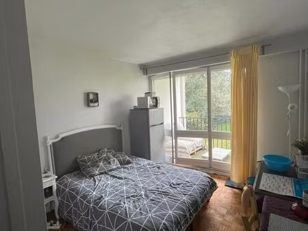 grande chambre meublée avec terrasse