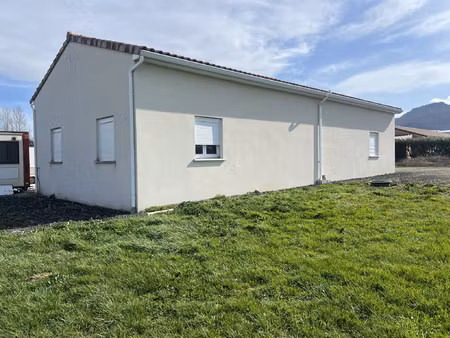local de 100m2 sur un terrain de 1233m2