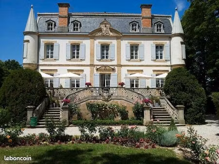 t2  47 m2  château  jardin privée 21000 m2  climatisation  parc  parking privé  très lumin