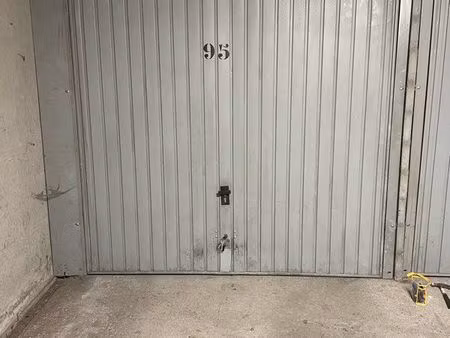 parking/garage/box fermé