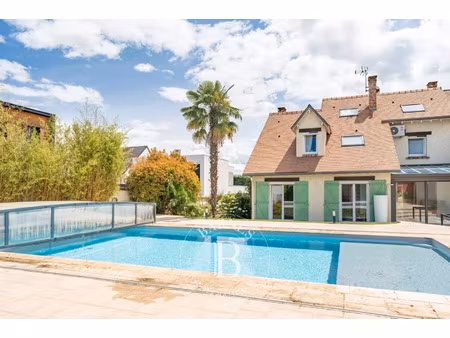 maison de luxe à vendre dans le quartier le village