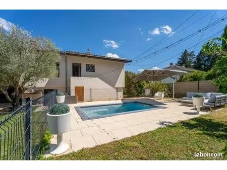 maison calme avec piscine