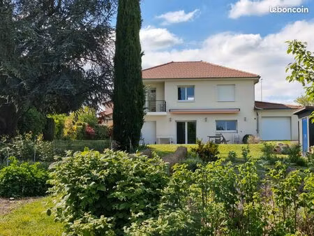 maison offrant la ville et la campagne