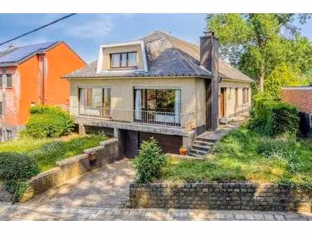 maison familiale à rénover (371 m²) avec 5 chambres sur un t