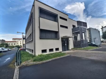 exclusivité – studio avec grand balcon et stationnement au c?