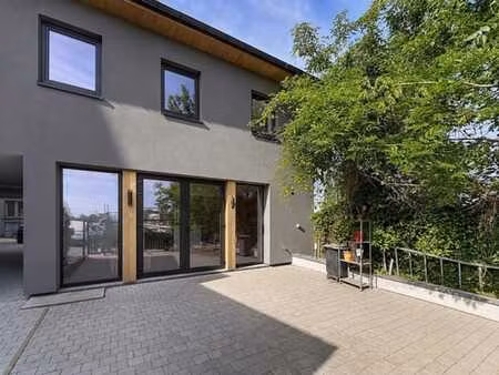 commerce/bureau rénové avec terrasse – excellente visibilité