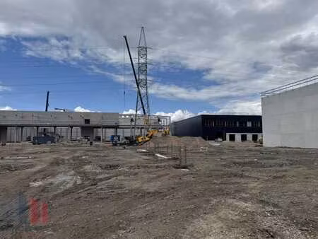 1.455 m² d'entrepôt avec 299 m² de mezzanine à louer