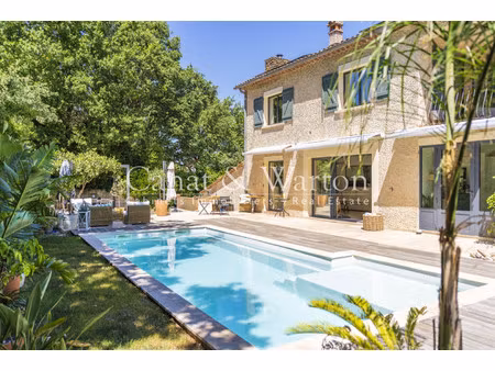 villa de luxe à vendre dans le quartier le village