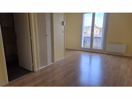 studio 22m2 avec balcon et parking  rue des liondards