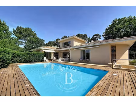maison de luxe à vendre dans le quartier aiguillon-port