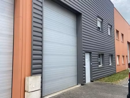 lentilly : rare : local 211 m2 dont 30 m2 bureau