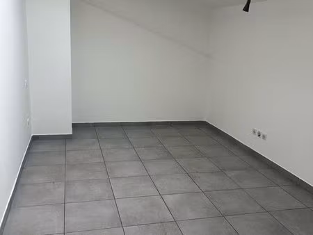 à louer – t2 duplex + mezzanine et terrasse partagée – miramas – 650 / mois