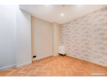 cabinet de consultation de 9 5 m² – entièrement rénové – paris 19e (jaurès / secrétan)