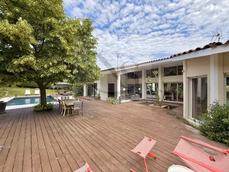villa de luxe à vendre dans le quartier plateau de puyricard-la trévaresse