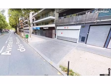 grand parking moto dans résidence sécurisée