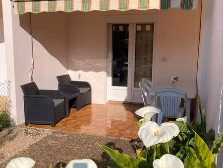 sanary-sur-mer – studio meublé avec jardin  parking et climatisation à 800 m de la plage