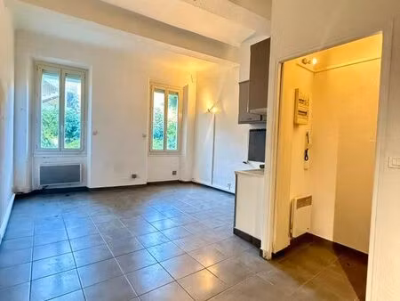 à louer – studio 22 m² – solliès-pont