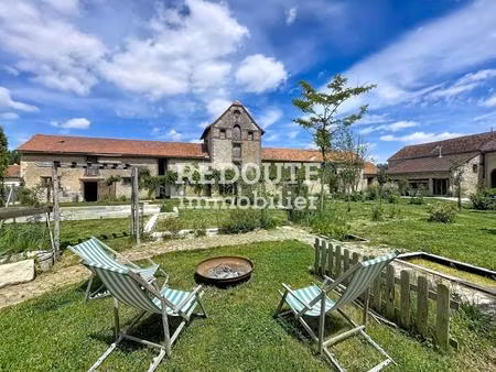 domaine de caractère avec anciennes écuries  dépendances et fort potentiel d'aménagement –