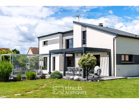 contemporaine aux volumes généreux sur un magnifique terrain avec piscine