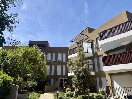 dans copropriété récente  t3 climatisé avec terrasse et parking double