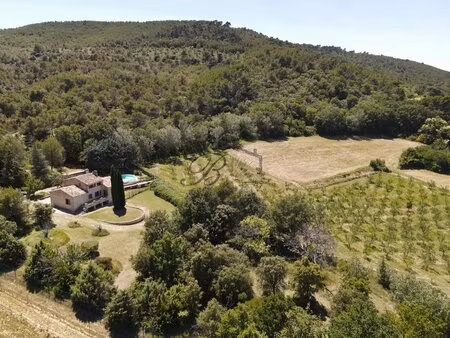 maison dans cadre idyllique avec piscine à grambois