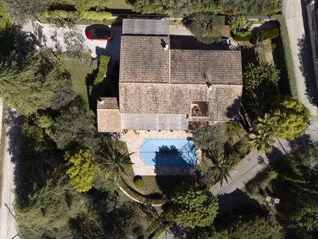 villa t4 de 115 m²  de plain-pied  avec piscine et garage sur un terrain paysagé de 1 470 