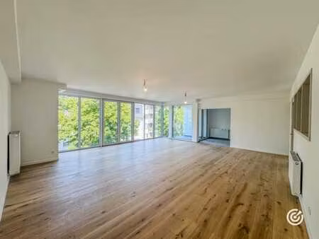 appart 3 ch rénové - terrasse - garage - ascenseur - peb : c