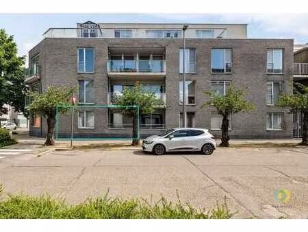appartement récent au rez-de-chaussée avec terrasse et place