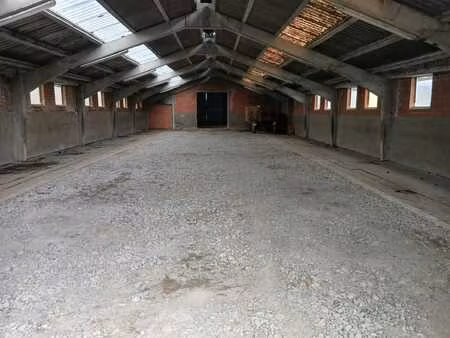 hangar de +/- 360 m² à louer à bury