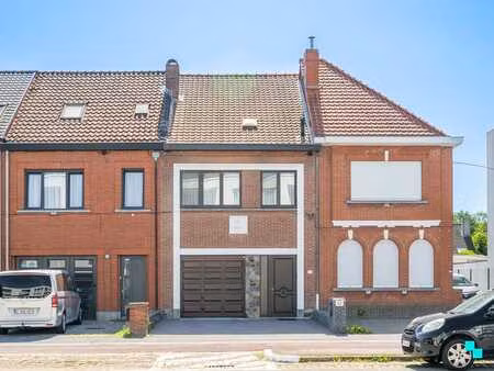 strategisch gelegen woning met zonnige tuin en werkhuis