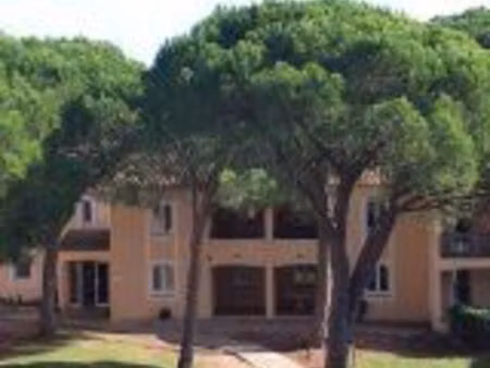 2 pièces a l'annee st raphael + piscine+parking+ charges incluses y compris edf