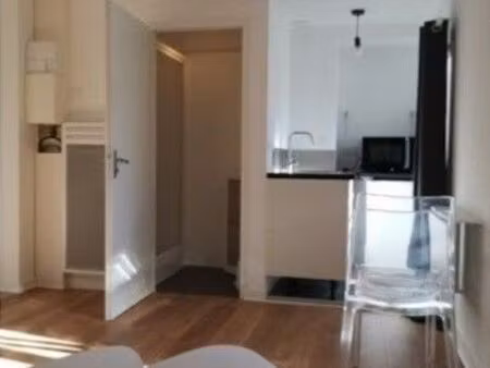 studio idéalement situé en centre ville de la roche/yon  à louer meublé